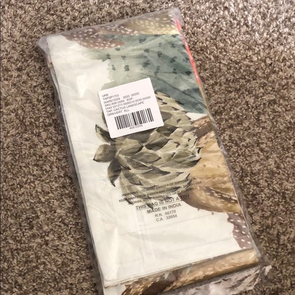 UO cactus landscape tapestry - Picture 3 of 4